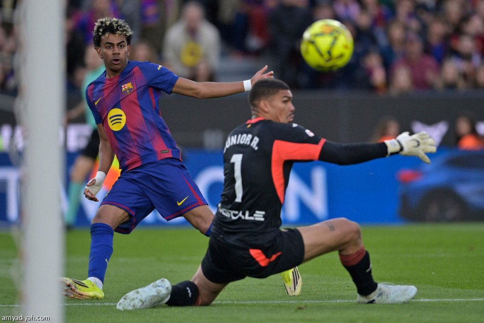 بـ «هاتريك» يامال .. برشلونة يقبض على الصدارة