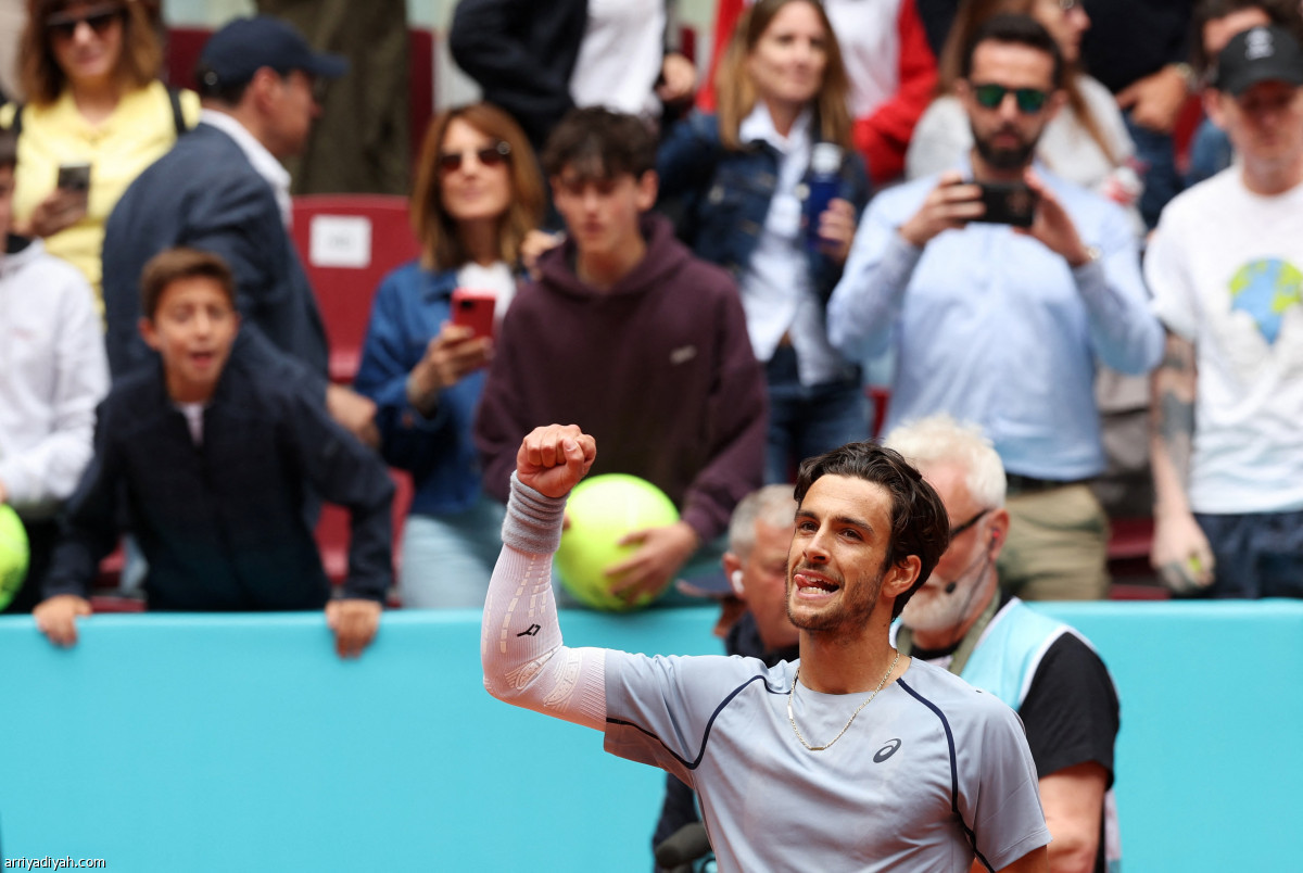 الإيطالي يعبر