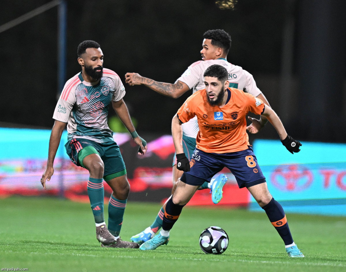 الأهلي يتعثر