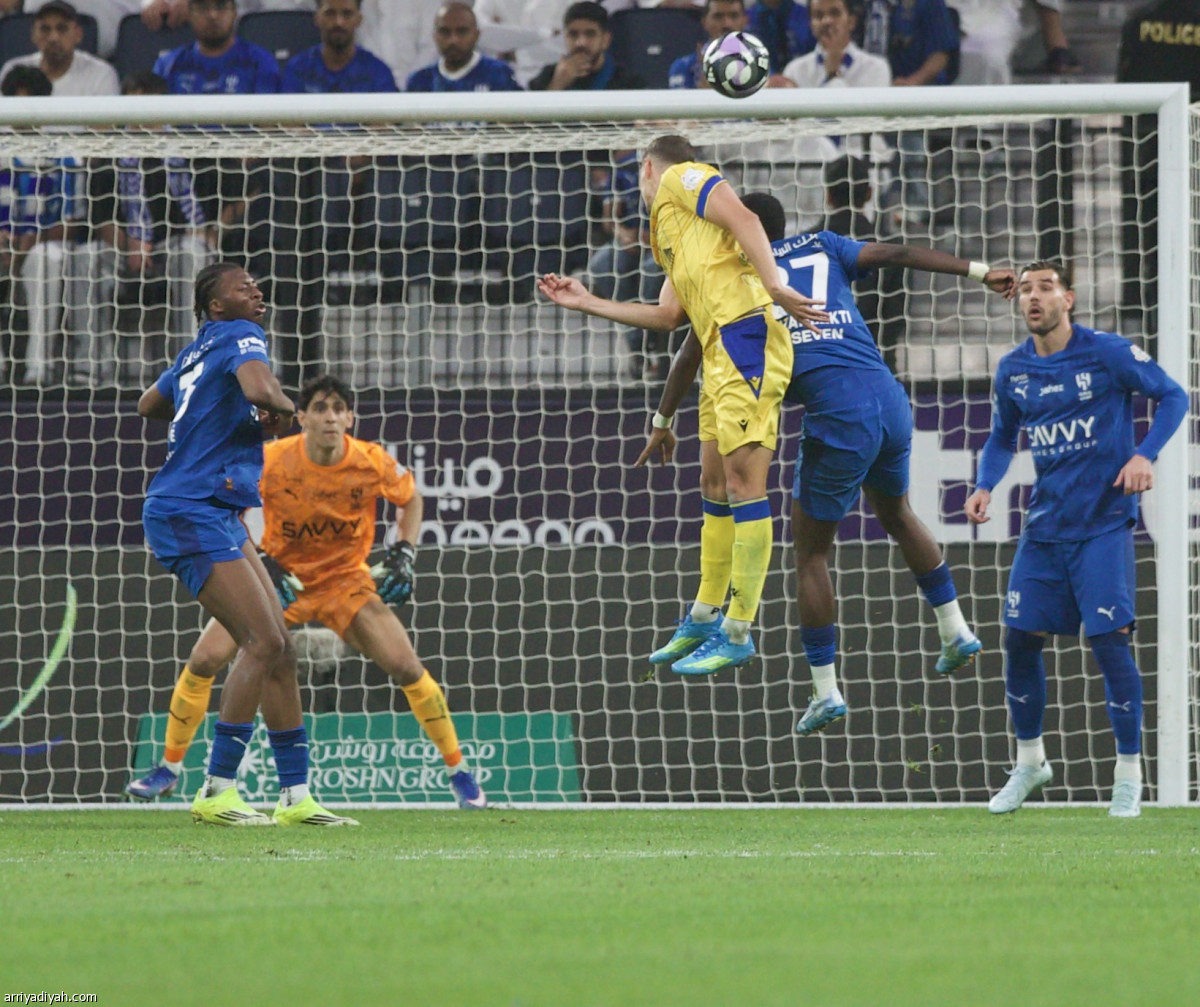 الأزرق يتعثر