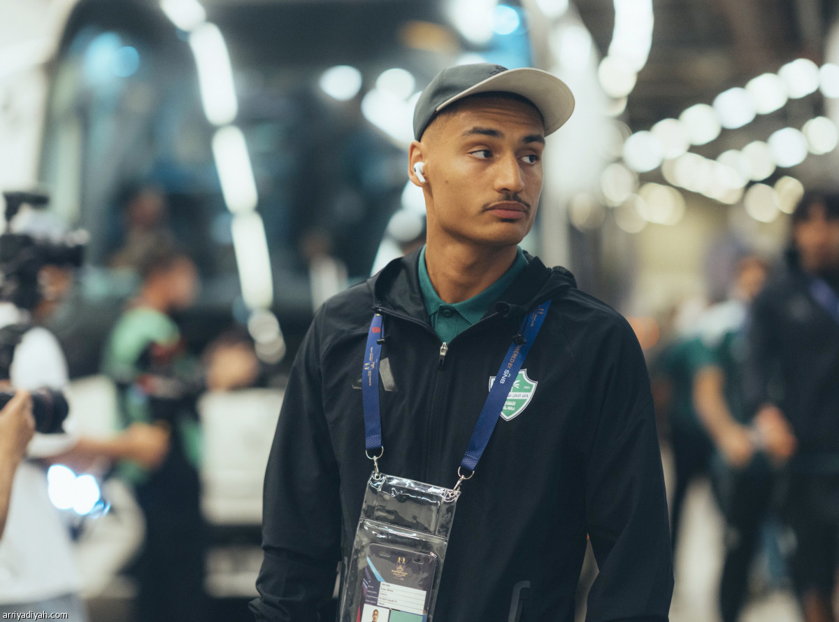 الأهلي يصل